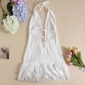 Detail van een witte kanten jurk met halternek en ruches aan de zoom in flat lay - S / Wit
