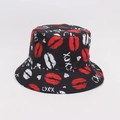 Bob noir avec imprimés de lèvres rouges et texte XOXO blanc pour protection solaire - Style XOXO Lèvres Rouges Noires