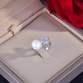Elegante zilveren ring met grote witte parel en zirkoonbloem in een luxe geschenkdoos - Verstelbaar / Zilveren Ring