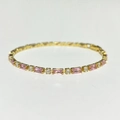 Detailansicht eines vergoldeten Armbands mit glänzenden rosa Zirkonia-Edelsteinen - Goldener Rosa Zirkon