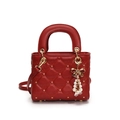 Borsa trapuntata rossa con borchie a stella dorate e ciondolo a fiocco di perle - Rosso