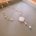 Primer plano del collar chapado en oro con perlas y elegante colgante de flor blanca - Oro-Blanco