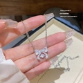 Elegante collana d'argento con ciondolo a fiocco e brillanti cristalli di zirconia - Stile Fiocco Radioso (X300) / Argento