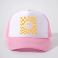 Roze en witte mesh trucker pet met geel geruit smiley grafisch ontwerp en verstelbare riem - Eén maat / Roze