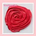 Dettaglio di colla crema rosso fragola modellata a forma di rosa per creazioni fai da te - Rosso Fragola