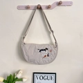 Bolso medialuna beige con bordado de gato y correa de hombro ajustable para - Talla única / Beige Gatos Juguetones