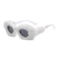 Lunettes de soleil ovales tendance avec fausse fourrure blanche et verres foncés - Blanc