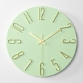 Reloj de pared verde menta moderno con números 3D dorados y textura de madera - Esfera Verde Oro Champán