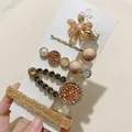 Ensemble de barrettes dorées avec strass et perles sur carte de présentation blanche - Petite fleur jaune ensemble de 5 pièces