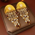 Makroaufnahme goldener fächerförmiger Ohrstecker mit Perlenquasten auf Display - Silber Nadel Retro Fächerform Quaste Stil / Gold-Lila