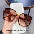 Stylish square oversized sunglasses in tortoiseshell frame with gradient tea lenses - Leopard Frame / Tea Lens