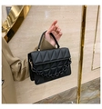 Bolso cuadrado negro acolchado con cadena gruesa y detalles metálicos dorados - Negro