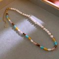 Detalle de collar de perlas barrocas y cristales de colores con cierre dorado en bandeja gris - 27# Collar-Empalme Multicolor