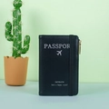 Schwarze Reisepasshülle aus Kunstleder mit Gummiband und silbernem Flugzeugmotiv - Schwarz