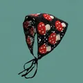 Foulard triangulaire crocheté noir avec motifs champignons rouges et liens à nouer - Champignon Noir
