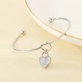 Detalle del brazalete de nudo plateado con colgante de corazón blanco en plato elegante - Color Acero (KB207039-Z)