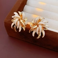 Detaillierte Makroansicht der Vintage-Ohrringe mit Goldbeschichtung und Emaille-Blüten - Silberstift Vergoldet (WE2983)