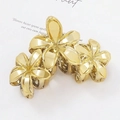 Dreiteiliges Set goldener Frangipani-Haarklammern mit polierter Oberfläche auf Karte - Gold