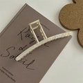 Dettaglio di una grande pinza per capelli color crema perlato con accenti dorati - Pinza in Lega Dritta 13CM