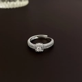 Vue macro d'une bague ouverte argentée avec halo carré et cristaux élégants étincelants - 8# Bague-Argent (Petite) Carrée