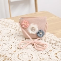 Dettaglio di borsa in paglia rosa con fiori fatti a mano e perle per bambina - Borsa a tracolla / Rosa / 52cm (2-5 Anni)