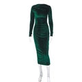 Detail der smaragdgrünen Samtstoffstruktur und Raffungen am figurbetonten Midikleid - S / Dunkelgrün