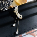 Elegante polsino per orecchio a spiga con nappe di cristallo su borsa in pelle martellata - Stile Nappa Spiga di Grano (Perno per Orecchini in Argento) / Oro