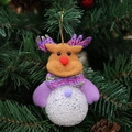 Weihnachtsrentier-Anhänger mit lila Geweih und transparenter Kugel am Tannenbaum - Hirsch