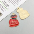 Dettaglio macro del ciondolo smaltato a sacco di Natale con fronte e retro dorato - Sacchetto Regalo Rosso (18x24mm)