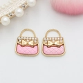 Vue macro de deux breloques sac à main roses dorées avec perles pour bijoux artisanaux - Rose