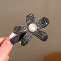 Elegante pinza para el pelo de flor negra con diamantes de imitación y una perla central - Pico de pato (Q3-23) / Negro