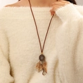 Collar largo bohemio atrapasueños con cordón de cuero marrón y plumas naturales - Estilo Atrapasueños de Plumas Vintage KC Gold