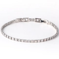 Gros plan détaillé d'un bracelet tennis en argent avec double rangée de zircons carrés - Argenté