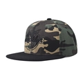 Vista dettagliata del ricamo 3D Brooklyn sul cappellino snapback con motivo mimetico - Regolabile / Mimetico Brooklyn
