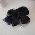 Detalle del coletero de satén negro con borde de organza, cuentas de cristal y perla blanca - Estilo de Perla de Satén y Malla / Negro