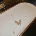 Dettaglio della collana a farfalla dorata con nappe di perle e cristalli lucidi - 1# Perla d'Acqua Dolce Dorata / Farfalla Dorata Perla