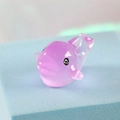 Leuchtende rosa Delfin-Miniatur auf blauem Sockel für Haus- und Autodekoration - Lila