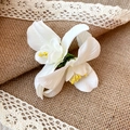 Détail exquis d'une épingle à cheveux en fleur de tissu blanc sur toile de jute - Pince À Bec De Canard N° 30 - Blanche (unité)