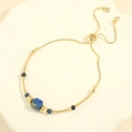 Detail eines verstellbaren Goldkettenarmbands mit blauen Sodalithperlen und Naturstein - Miyuki Perlen Sodalith Armband (SET0340)