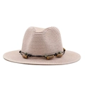 Détail de chapeau de paille avec bande en cuir et perles rétro de style bohème chic - Rose chair
