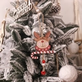 Addobbo natalizio in legno con renna e bastoncino di zucchero su albero innevato - Stile Renna Natalizia (R-C93)