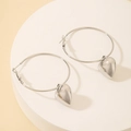 Colgantes de corazón de plata pulida en grandes pendientes de aro metálicos en soporte - Corazón de Plata (Pin de Plata 925)