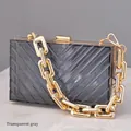 Transparente graue Acryl-Clutch mit diagonaler Streifentextur und goldener Kette - Rauchgrau