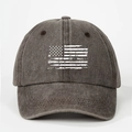 Textura detallada de gorra de béisbol de algodón gris oscuro con estampado de bandera blanca - Talla única / café