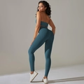 Detail eines gerippten Yoga-Sets in Petrol mit Sport-Bra und hoch taillierten Leggings - Blaugrün
