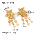 Detail view of gold star earrings showing precise 3.0cm size and 3.5cm tassel length - Star Design (NB-E1371) / 18K Gold