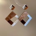 Dettaglio di orecchini geometrici in resina con motivi a tartaruga marrone e marmo - Quadrato Geometrico / Marrone/Bianco