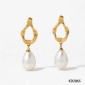 Orecchini a cerchio dorati strutturati con ciondolo a perla bianca a goccia per donna - Stile Dorato (KD2865)