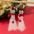 Detail van kerstsneeuwpop oorbellen met witte kwastjes en feestelijke rode kralen - Sneeuwpop Witte Kwastje Stijl