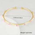 Détail du bracelet doré œil maléfique rose montrant le diamètre de 5,84 cm et le poids - Mauvais Œil Rose